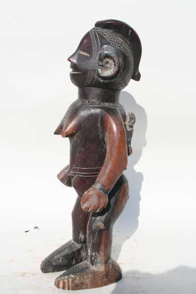 Mbala(statue), d`afrique : rep.dem.Congo, statuette Mbala(statue), masque ancien africain Mbala(statue), art du rep.dem.Congo - Art Africain, collection privées Belgique. Statue africaine de la tribu des Mbala(statue), provenant du rep.dem.Congo, 1428/1134.Statuette de style Mbala h.40cm.représentant une femme portant son enfant dans le dos.Milieu du 20eme sc.bois dur.(col.Minga)

Mbala beeld,rechtstaande vrouwelijke voorouder met haar kind op haar rug.Midden 20ste eeuw.40cm.h. hard hout met donkere patina.. art,culture,masque,statue,statuette,pot,ivoire,exposition,expo,masque original,masques,statues,statuettes,pots,expositions,expo,masques originaux,collectionneur d`art,art africain,culture africaine,masque africain,statue africaine,statuette africaine,pot africain,ivoire africain,exposition africain,expo africain,masque origina africainl,masques africains,statues africaines,statuettes africaines,pots africains,expositions africaines,expo africaines,masques originaux  africains,collectionneur d`art africain